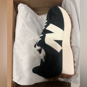 New Balance 327 Black/White size 7 New in box